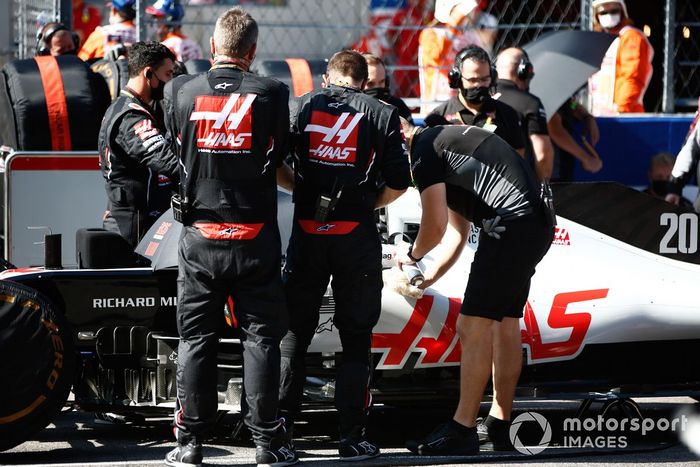 Los mecánicos de la F1 de Haas trabajando en la parrilla