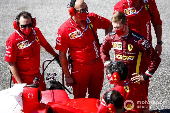 Mick Schumacher es informado por el personal de Ferrari antes de conducir el Ferrari F2004, ganador del campeonato de su padre