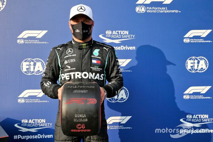 Ganador de la pole Valtteri Bottas. Mercedes AMG F1 con el premio de Pirelli Pole Position
