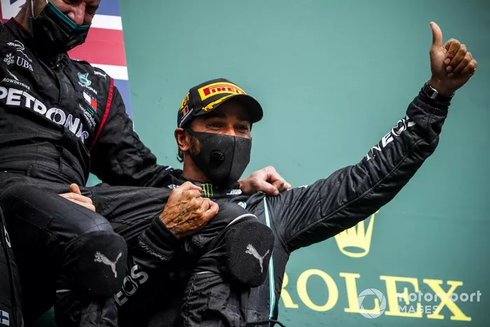 Podio: segundo lugar Valtteri Bottas, Mercedes-AMG F1, ganador Lewis Hamilton, Mercedes-AMG F1