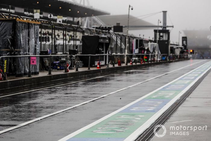 Lluvia sobre el pit lane