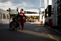 Ferrari techneuten met Pirelli-banden in de paddock