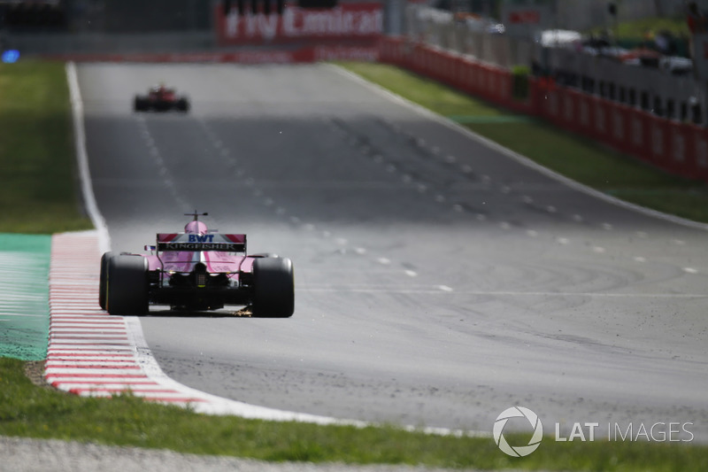 Sergio Perez Force India VJM1, Max Verstappen, Red Bull Racing RB14 kalan parçaların üstünden geçiyor