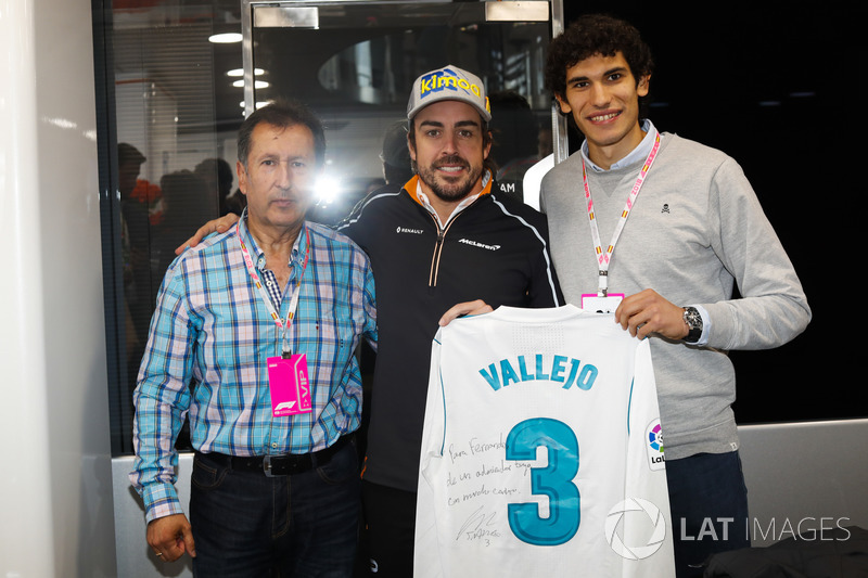 Fernando Alonso, McLaren, recibe una camiseta de fútbol firmada por el jugador del Real Madrid Jesús Vallejo