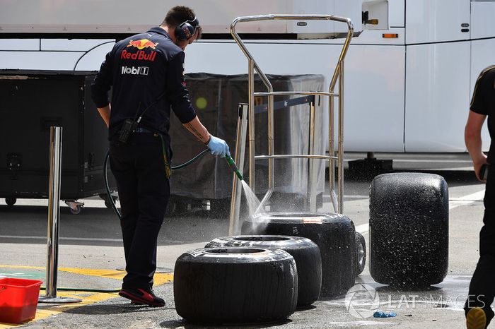 Un mecánico de Red Bull Racing lava los neumáticos Pirelli