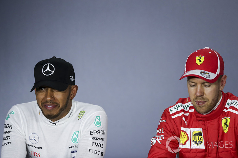 Lewis Hamilton, Mercedes-AMG F1 y Sebastian Vettel, Ferrari en la conferencia de prensa