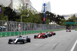 Valtteri Bottas, Mercedes AMG F1 W09, voor Sebastian Vettel, Ferrari SF71H, Lewis Hamilton, Mercedes AMG F1 W09, en Kimi Raikkonen, Ferrari SF71H bij de herstart