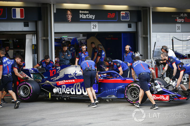 Pierre Gasly, Toro Rosso STR13 Honda, is returned to the garage