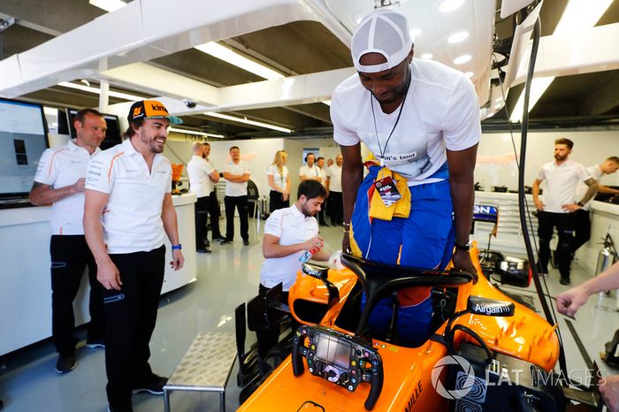 El jugador de baloncesto de la NBA e internacional con España ,Serge Ibaka, con Fernando Alonso, McLaren