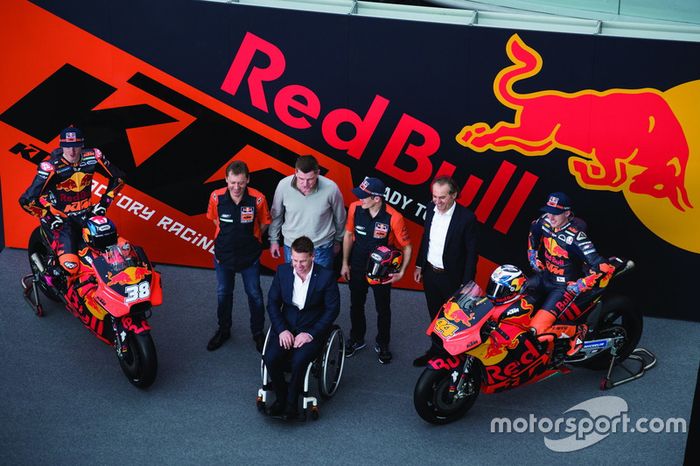 Bradley Smith, Red Bull KTM Factory Racing, Pol Espargaro, Red Bull KTM Factory Racing, Mika Kallio, Red Bull KTM Factory Racing, Pit Beirer, responsable de la división de competición de KTM, Hubert Trunkenpolz, miembros de KTM, Mike Leitner, Team manager 