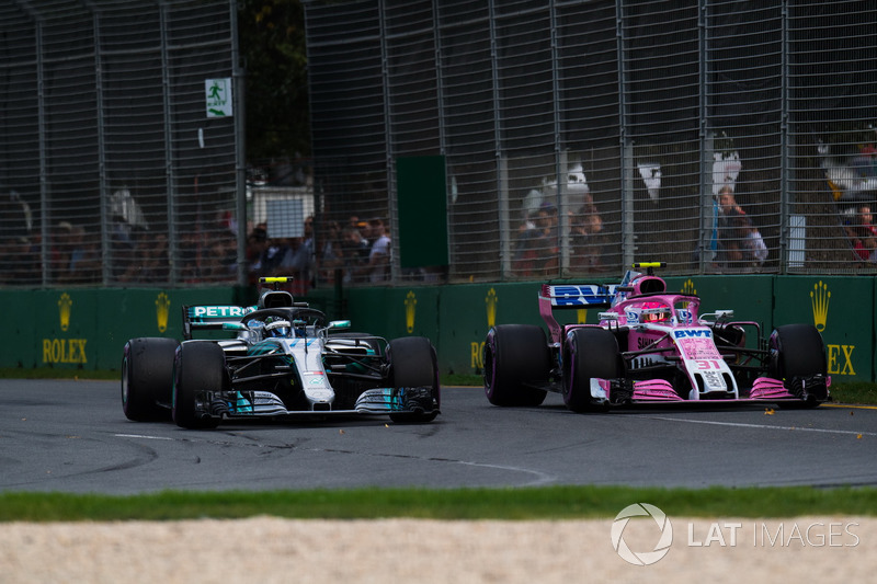 Valtteri Bottas, Mercedes-AMG F1 W09 EQ Power+ et Esteban Ocon, Force India VJM11 en lutte