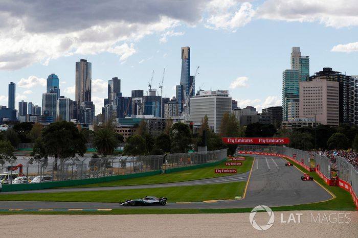 Lewis Hamilton, Mercedes AMG F1 W09, Kimi Raikkonen, Ferrari SF71H, y Sebastian Vettel, Ferrari SF71H