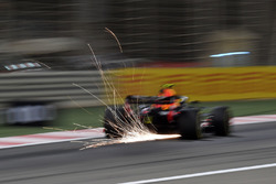 Max Verstappen, Red Bull Racing RB14 lâche des étincelles