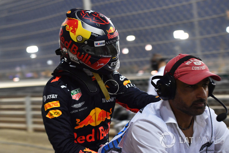 Max Verstappen, Red Bull Racing se estrelló en Q1 y es llevado en una moto
