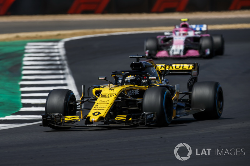 Nico Hulkenberg, Renault Sport F1 Team R.S. 18, devant Esteban Ocon, Force India VJM11