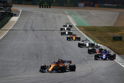 Фернандо Алонсо, McLaren MCL33, попереду суперників
