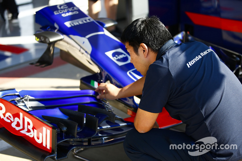 Toro Rosso Honda takım elemanı ön kanadı inceliyor