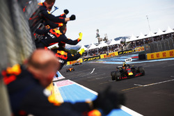 Max Verstappen, Red Bull Racing RB14, crosses the line to the cheers of his team to take second place