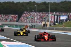 Sebastian Vettel, Ferrari SF71H, devant Nico Hulkenberg, Renault Sport F1 Team R.S. 18 et Carlos Sainz Jr., Renault Sport F1 Team R.S. 18