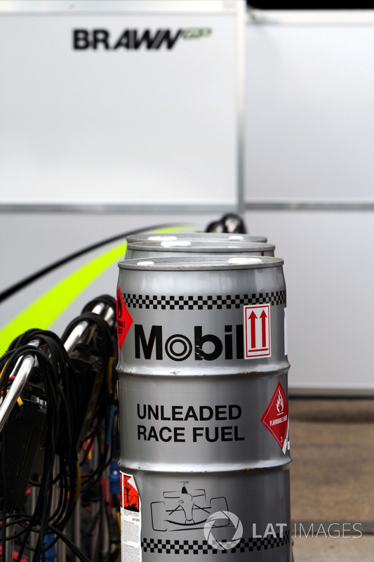 Brawn Grand Prix için Mobil yakıt tenekeleri