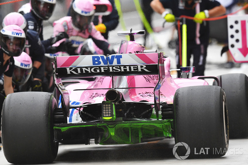 Sergio Perez, Force India VJM11 pit stop with aero paint on rear diffuser