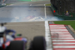 Charles Leclerc, Sauber C37 Ferrari, en tête-à-queue devant une Toro Rosso