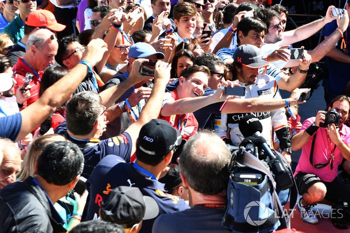 Fernando Alonso, McLaren y fans selfies