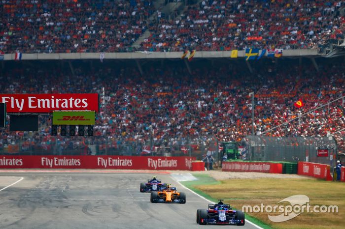 Brendon Hartley, Toro Rosso STR13  Stoffel Vandoorne, McLaren MCL33, y Pierre Gasly, Toro Rosso STR13