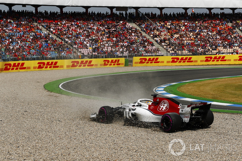 Marcus Ericsson, Sauber C37, spins into a gravel trap in qualifying