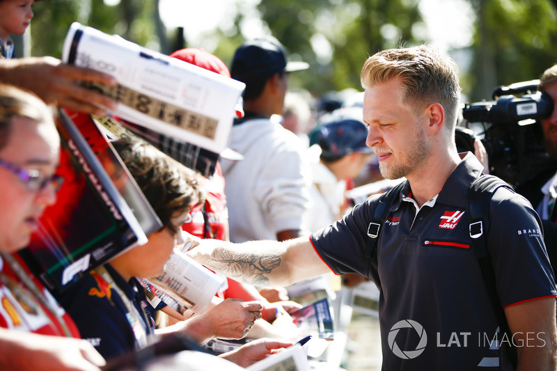 Kevin Magnussen, Haas F1 Team, firma autografi ai fan