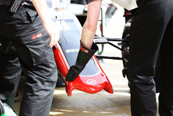 De Haas VF-16 van Romain Grosjean, Haas F1 Team met gebroken voorvleugel