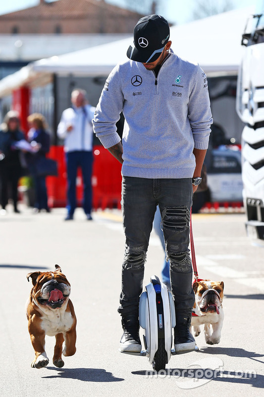 Lewis Hamilton, Mercedes AMG F1 sur un monocycle électrique dans le paddock avec ses chiens Roscoe et Coco