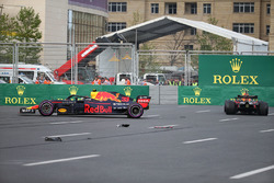 De Red Bull Racing RB14 van Max Verstappen en Daniel Ricciardo na de crash