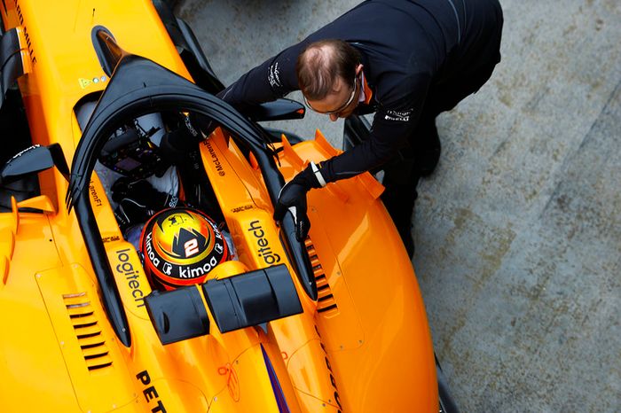  Stoffel Vandoorne, McLaren MCL33, is pushed into his pit