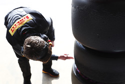 Un technicien Pirelli