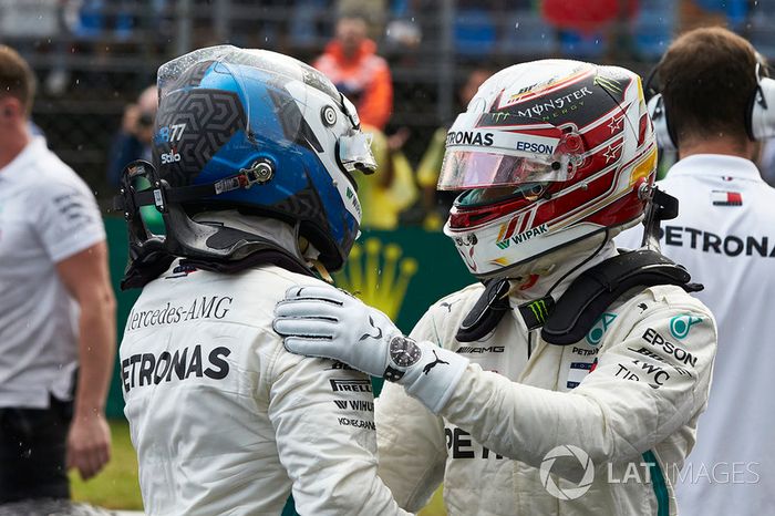 Valtteri Bottas, Mercedes AMG F1, y Lewis Hamilton, Mercedes AMG F1, se felicitan