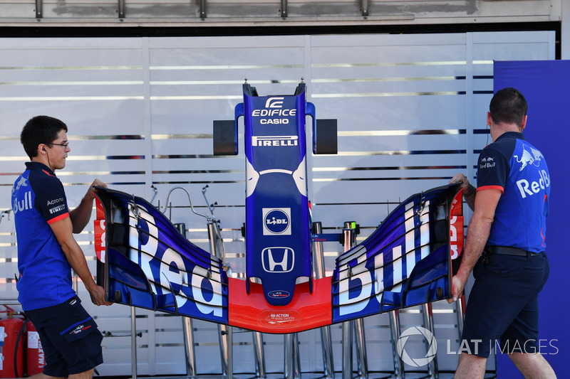 El alerón delantero y morro del Toro Rosso