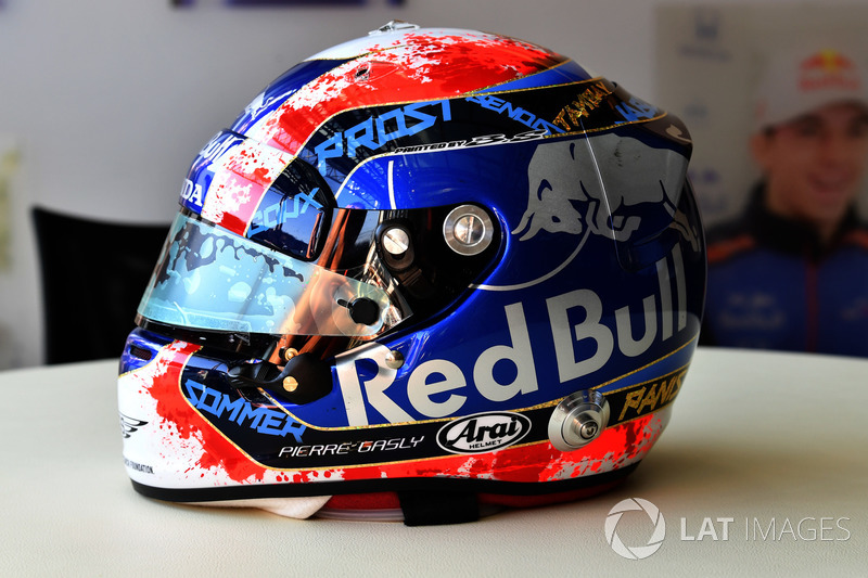 Шлем пилота Scuderia Toro Rosso Пьера Гасли