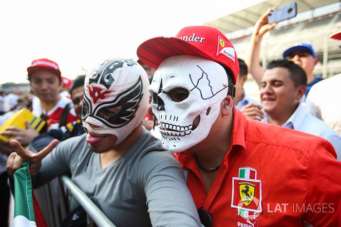 Fans en el pit lane para la firma de autógrafos