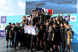 Jean-Eric Vergne, Techeetah, festeggia sul podio dopo la vittoria del campionato