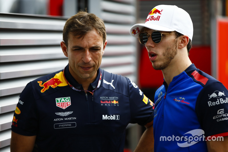 Pierre Gasly, Toro Rosso, con Pierre Wache, ingeniero jefe, Red Bull Racing