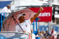 Lewis Hamilton, Mercedes AMG F1, nella drivers parade