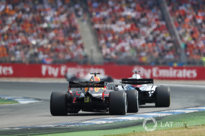 Lance Stroll, Williams FW41, precede Daniel Ricciardo, Red Bull Racing RB14