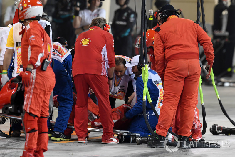 Un meccanico Ferrari viene portato al centro medico dopo essere stato colpito dalla monoposto di Kimi Raikkonen, Ferrari SF71H durante il pit stop