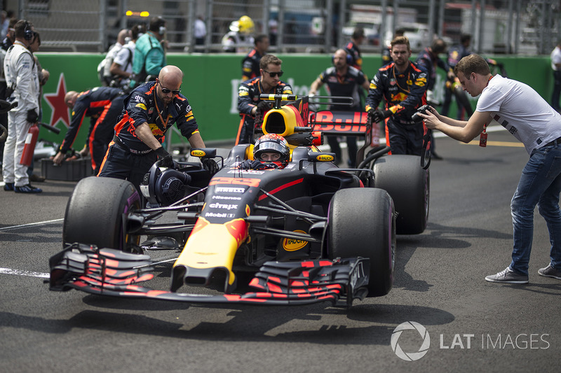Max Verstappen, Red Bull Racing RB13, Red Bull Racing mechanics