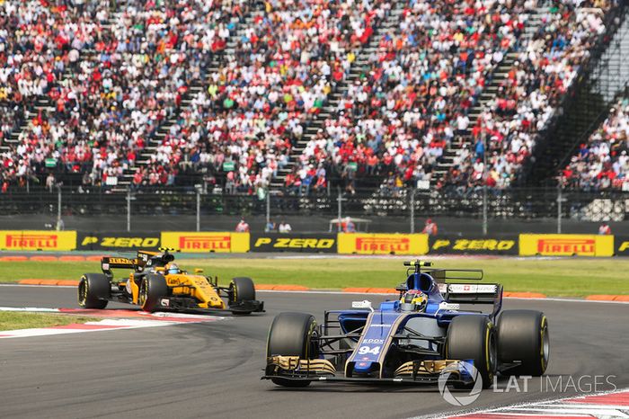 Pascal Wehrlein, Sauber C36, Carlos Sainz Jr., Renault Sport F1 Team RS17