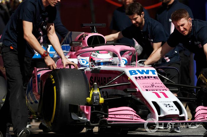 Sergio Pérez, Force India, es llevado a su garaje por mecánicos
