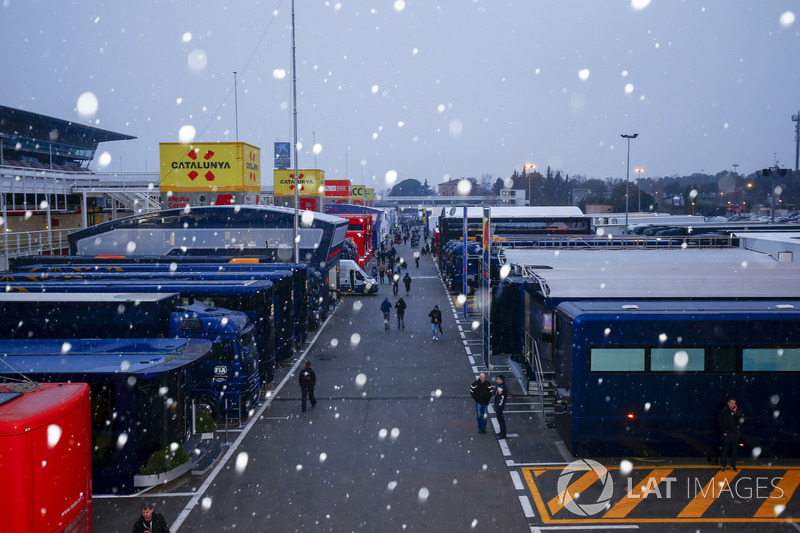 La nieve cae en el paddock