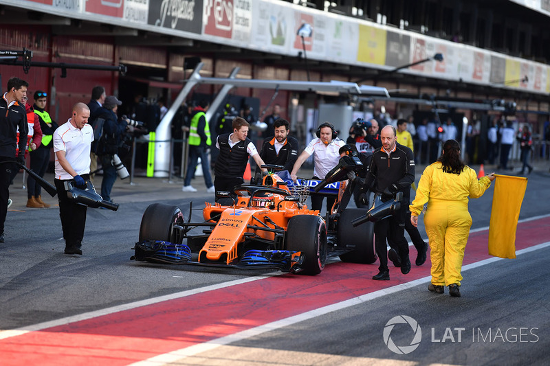 Stoffel Vandoorne, McLaren MCL33 empujado en el pit lane