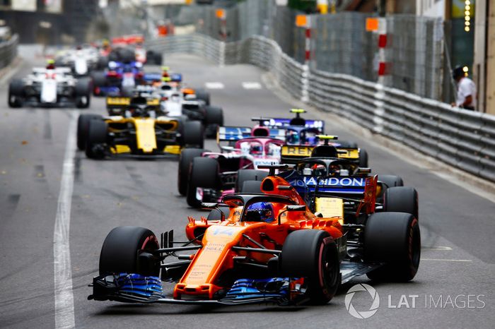 Fernando Alonso, McLaren MCL33, leads Carlos Sainz Jr., Renault Sport F1 Team R.S. 18, Sergio Perez, Force India VJM11